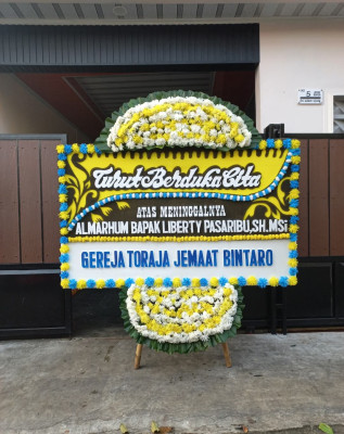 Papan Bunga Duka di Ujung Gurun