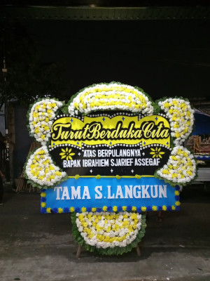 Papan Bunga Duka di Ujung Gurun